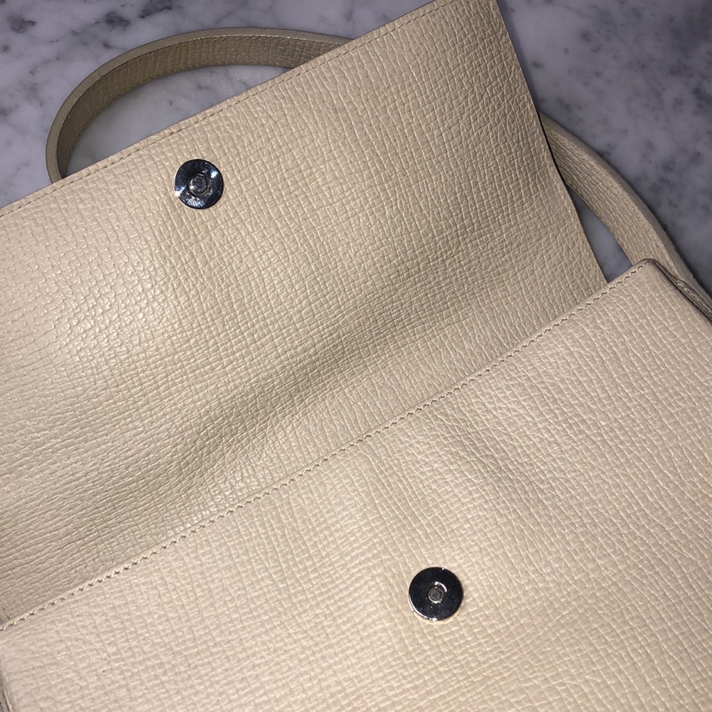 Loewe Vintage Cream Leather Shoulder Bag Size 10”x 11”x4” - Picture 13 of 16